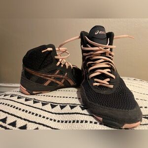 Women’s 8.5 ASICS wrestling 🤼♀️ high top. Worn twice!